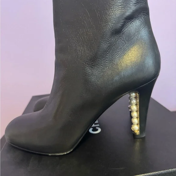 Chanel black leather faux pearls ankle boots - Picture 12 of 14